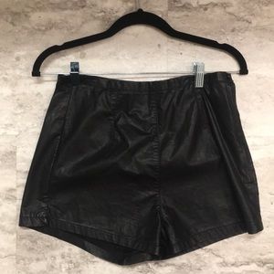 BLACK LEATHER SHORTS